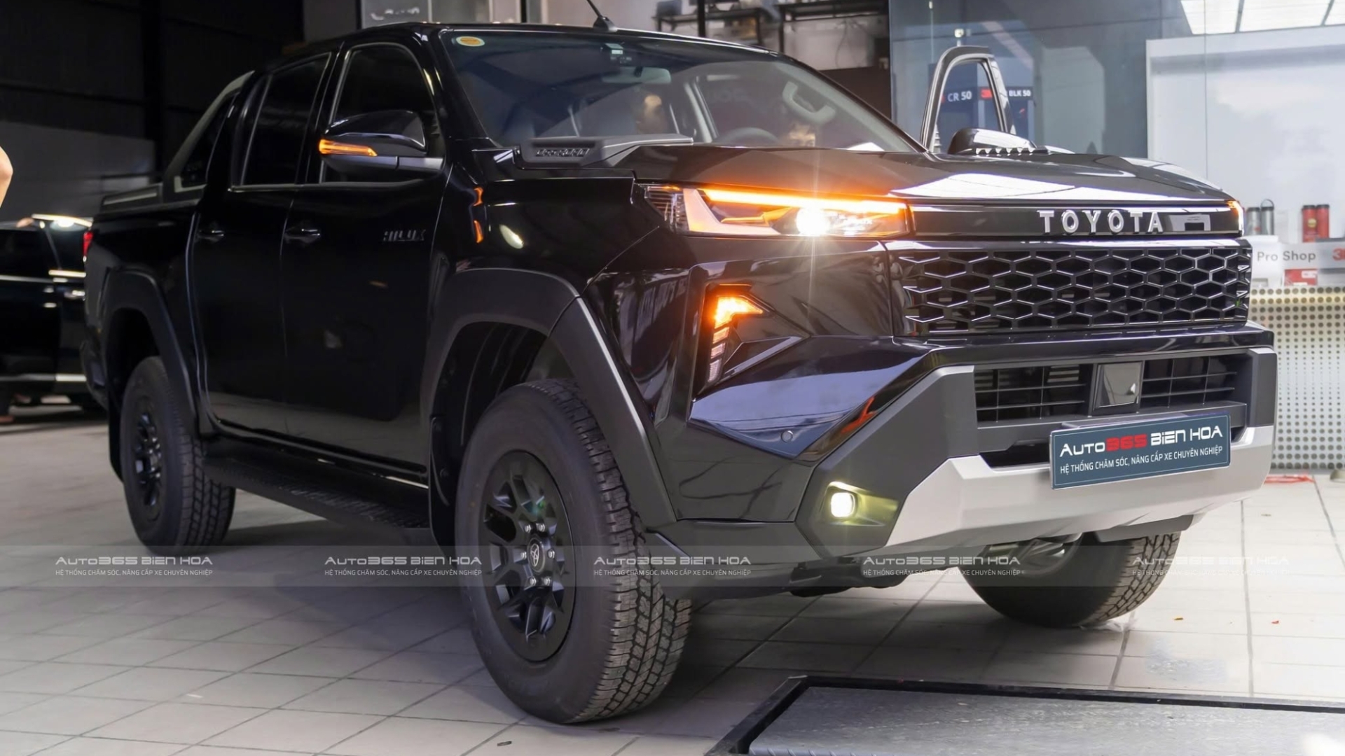 Toyota Hilux Mới Nhận Đã Lên Full Combo – Từ Nội Thất Đến Ánh Sáng Đều Đủ Bài