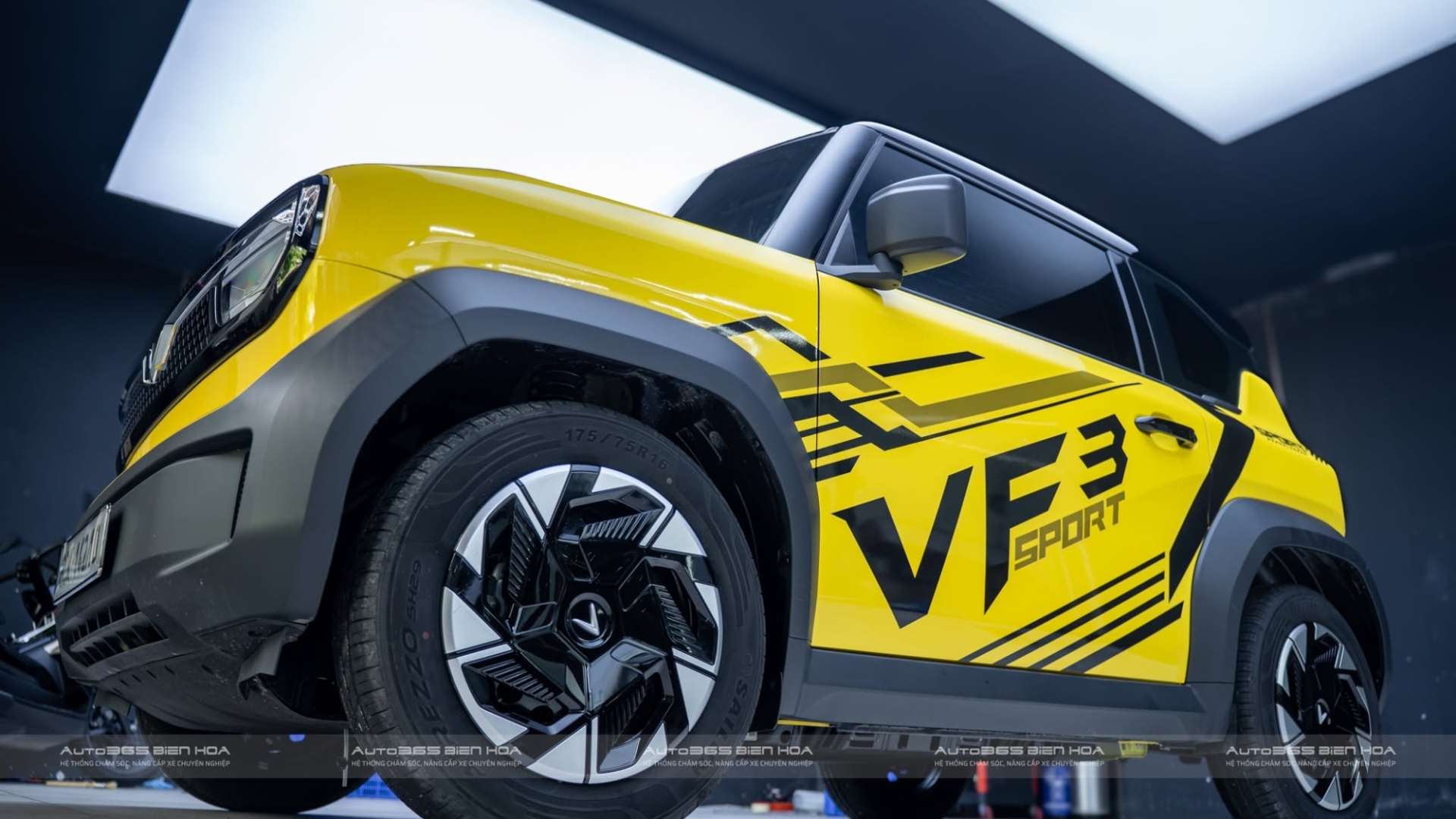 VinFast VF3 Dán Nóc Đen Và Tem Thể Thao – Nhỏ Gọn Nhưng Không Đơn Điệu